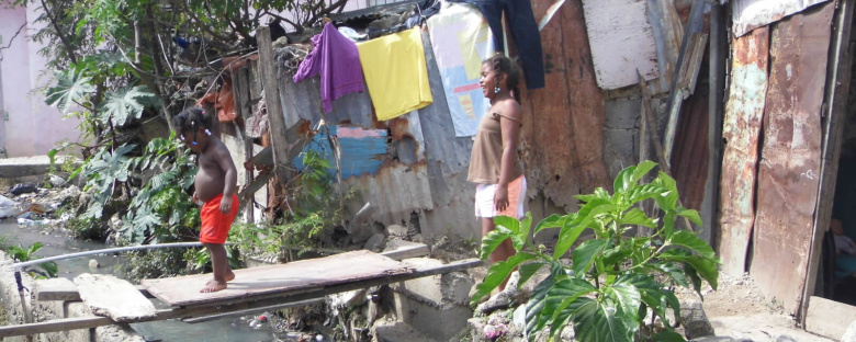 Una comunidad olvidada entre las aguas residuales y la basura