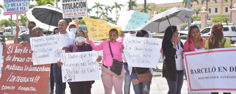 Sectores urbanos desalojados se movilizan frente al Palacio Nacional