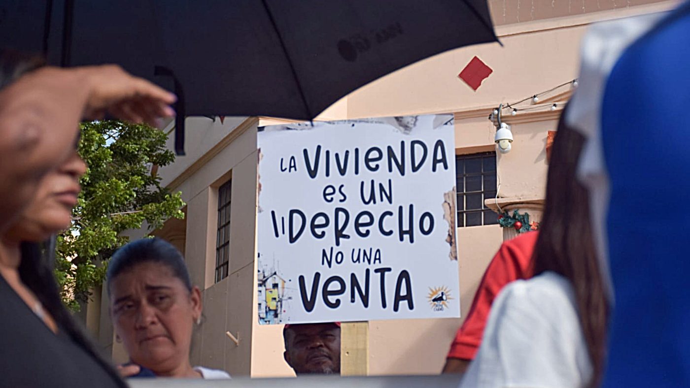 Pancarta comunitaria: la vivienda es un derecho