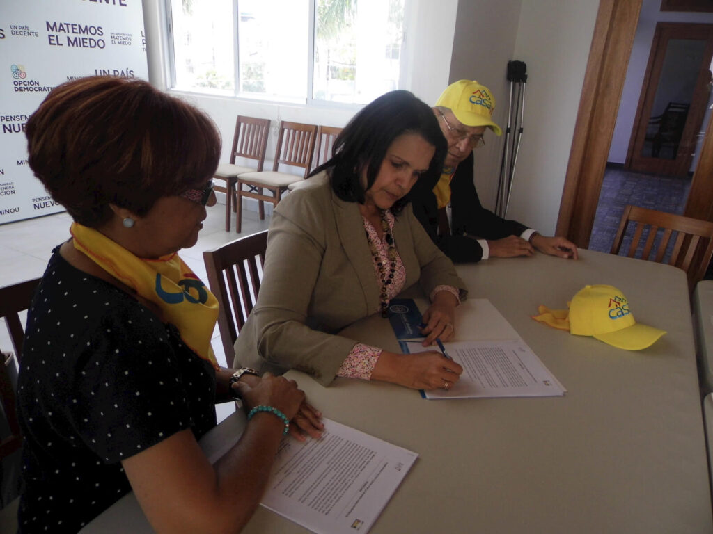 Minou se compromete con política de vivienda