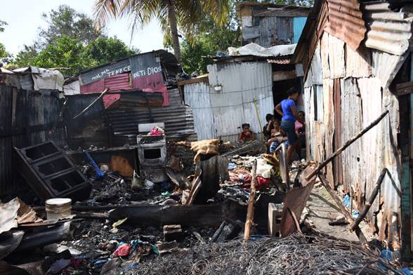 Incendio destruye viviendas en Alfa IV