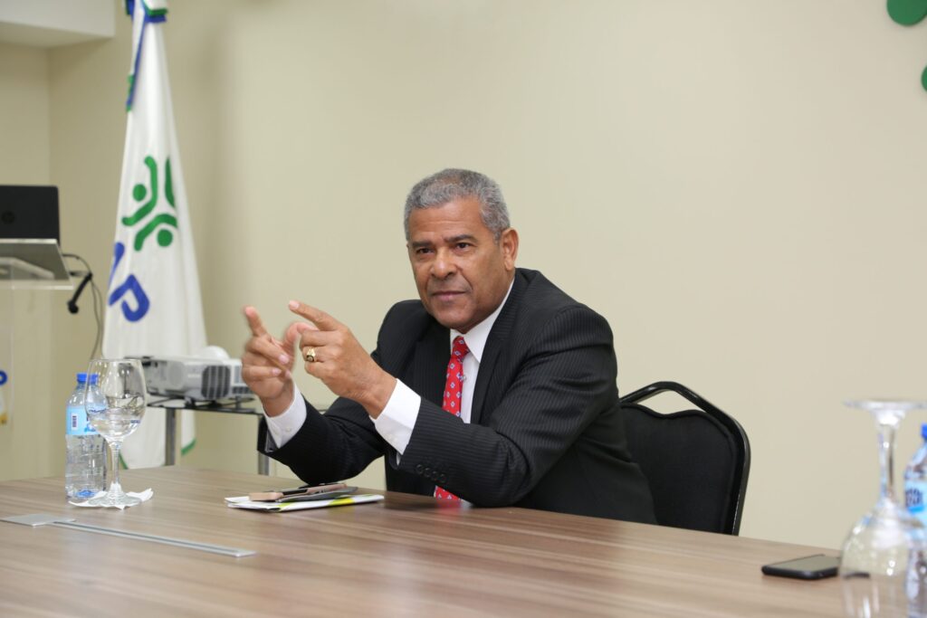 Ministro de Administración Pública reconoce resultados de estudio que indican poco acceso a la carrera administrativa