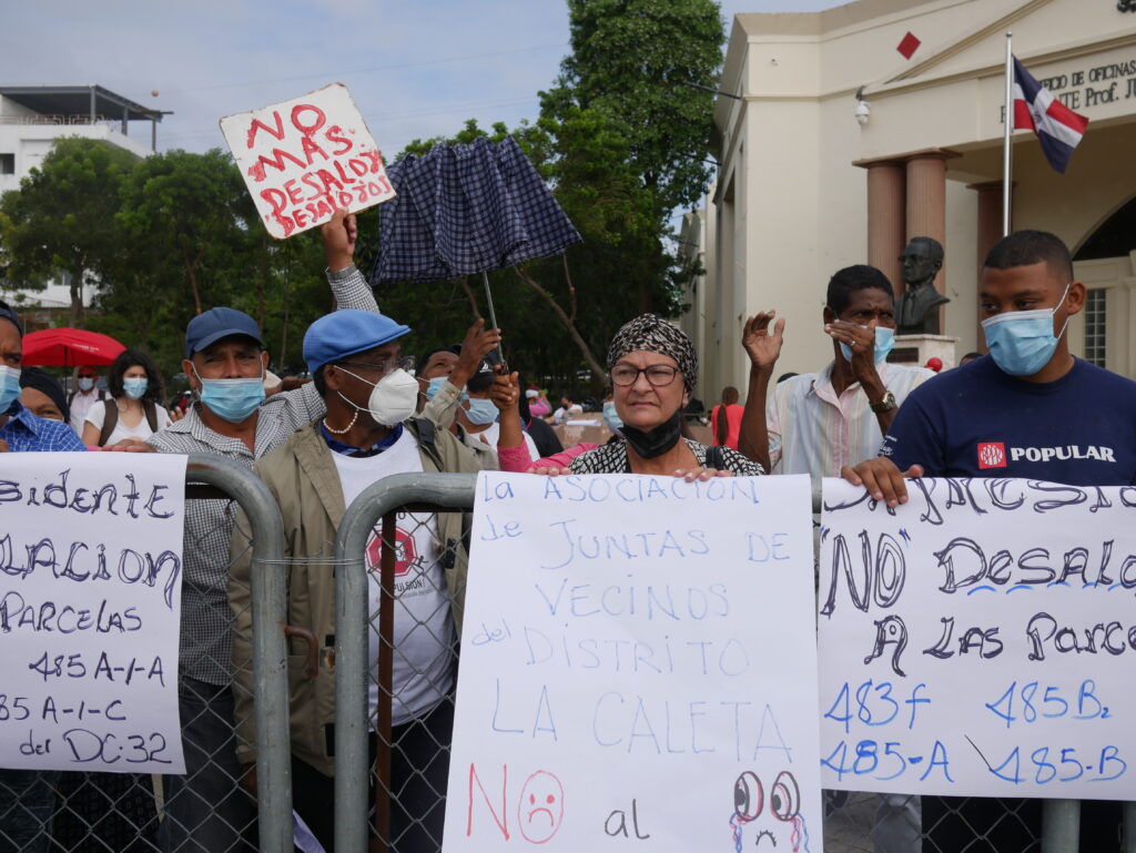 Comunidades desalojadas se movilizan frente al Palacio Nacional