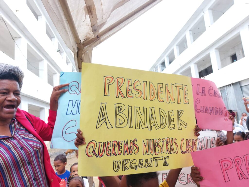 Familias desalojadas en Los Alcarrizos tienen un año viviendo en escuela