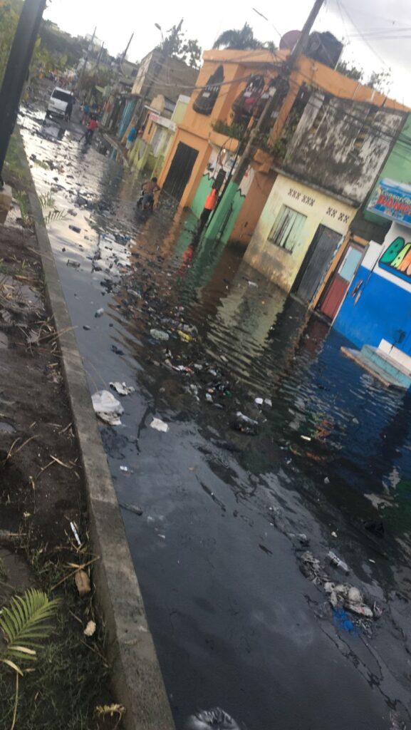 Avenida Nuevo Domingo Savio ahora represa agua de cañadas