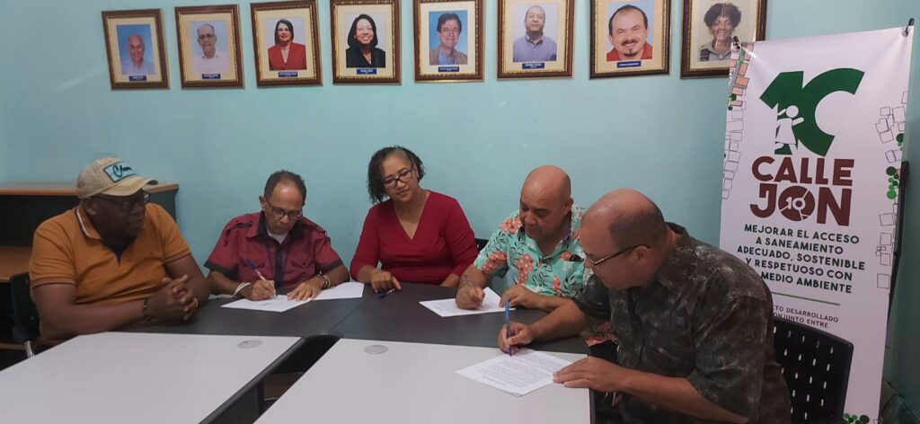 Organizaciones sociales firman convenio para crear sistema de disposición de residuos sólidos en barrios del Distrito Nacional