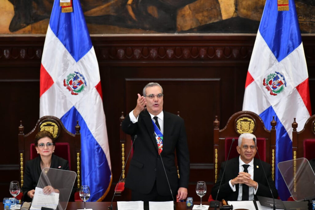 “Performance distinto, mismo discurso” dice Polétika RD sobre rendición de cuentas de Luis Abinader